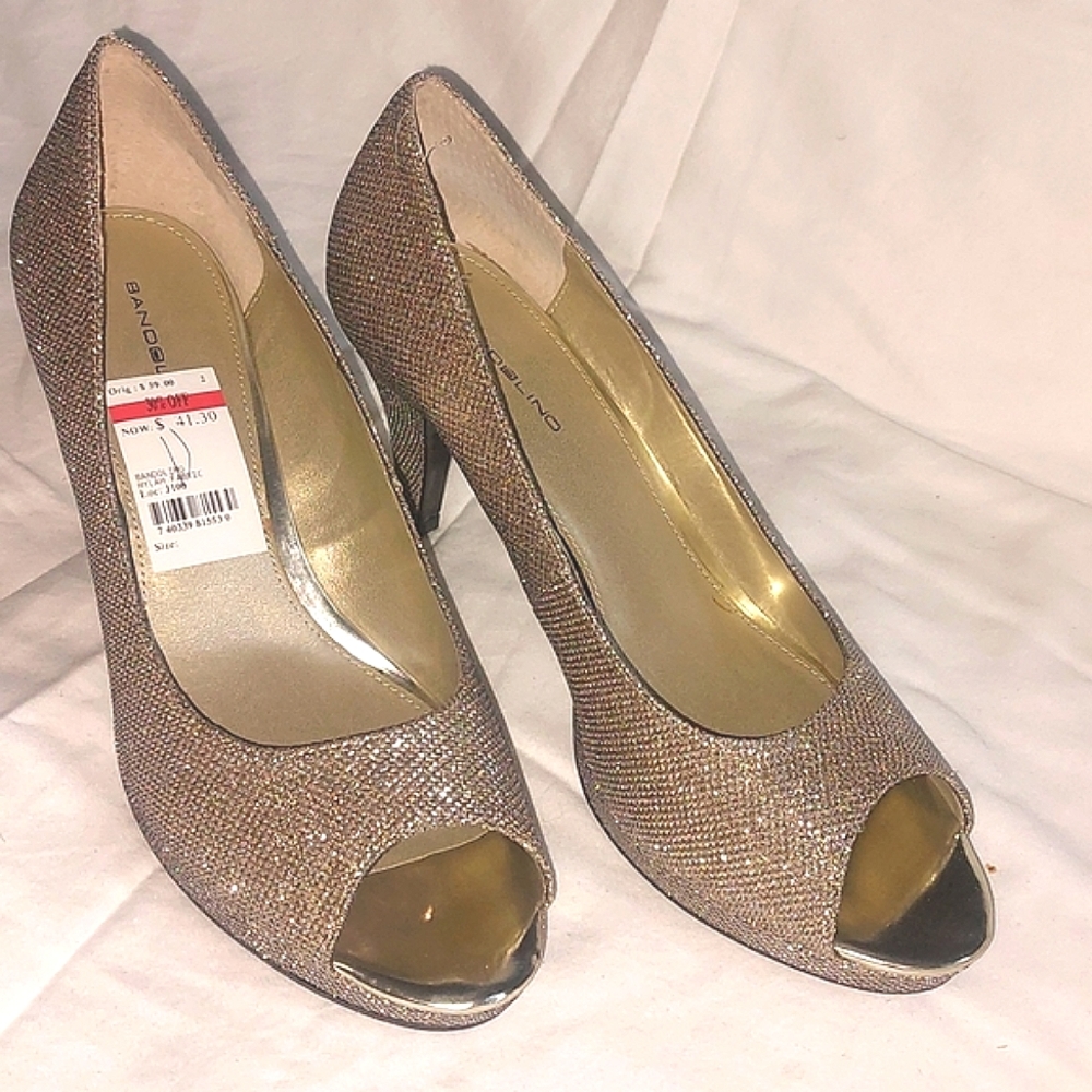 FINAL MARKDOWN!  Silver/gold peep toe pump with small platform